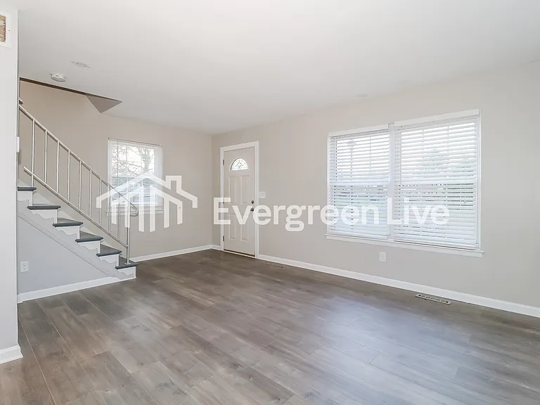 1553 Charlestown Dr — Photo 3
