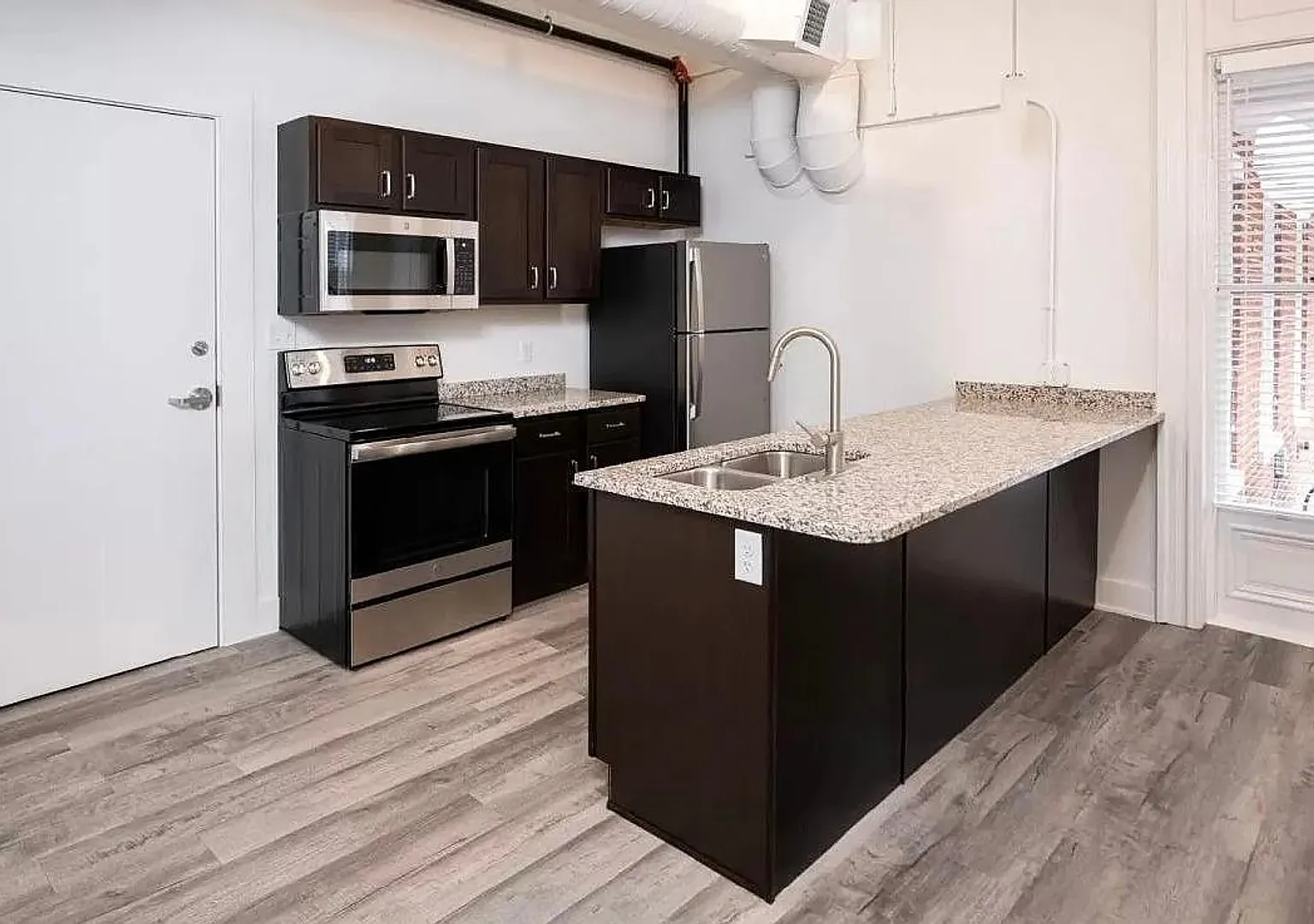 325 W Market St — Photo 1