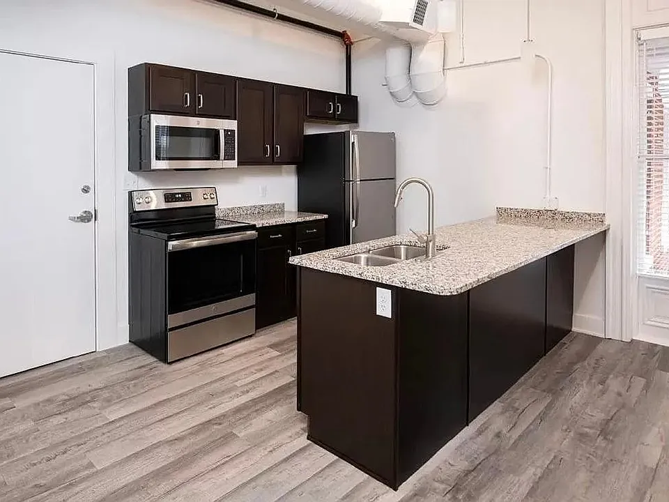 325 W Market St