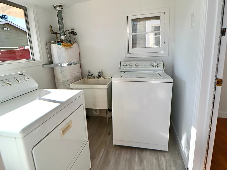 Mud room with washer and dryer