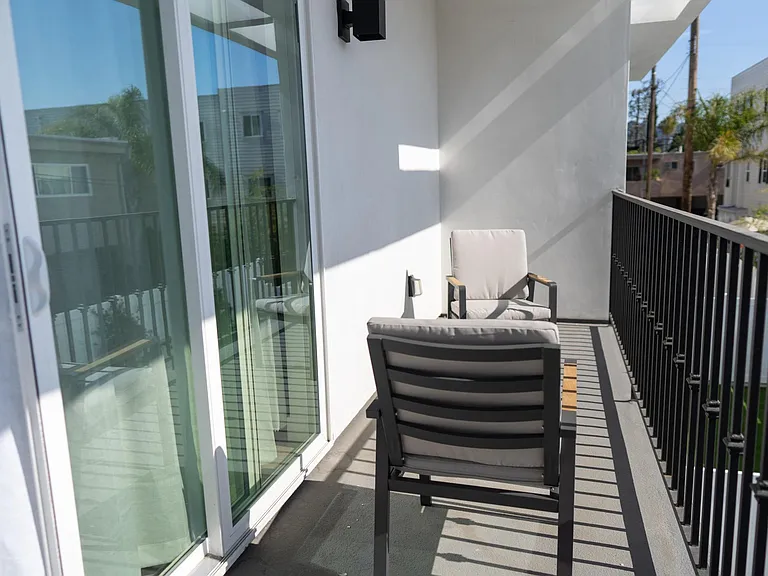 4833 Riverton Ave — Photo 14