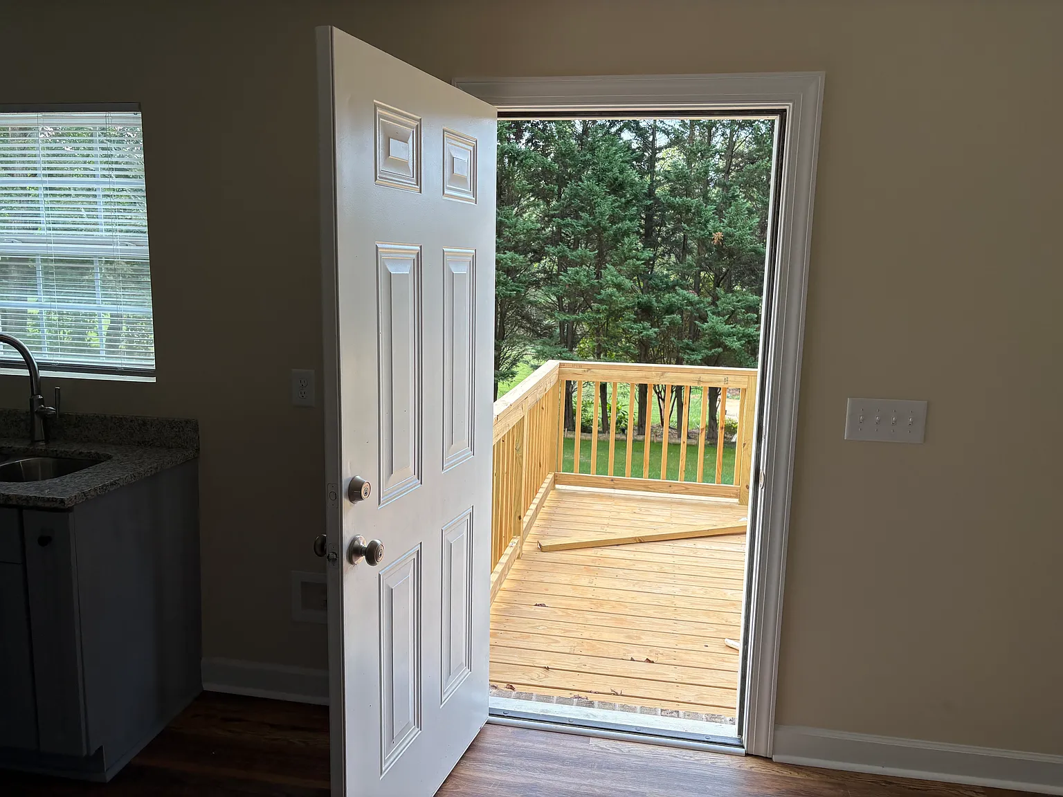 3 bed, 1350 sqft, $1,900 — Photo 2
