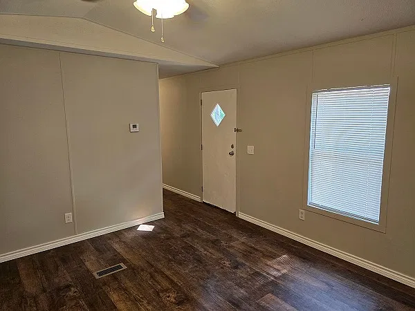3 bed, 924 sqft, $975 — Photo 3