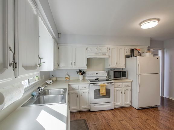 2nd image of 2389 Henpeck Ln