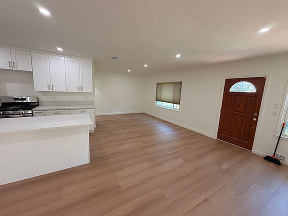3rd image of 4741 Hazelbrook Ave