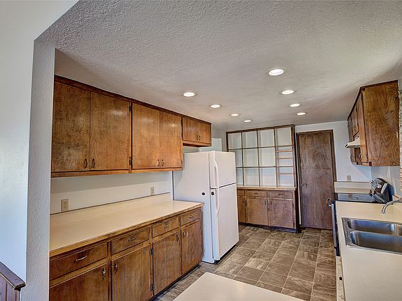 5th image of 1108 9th St E