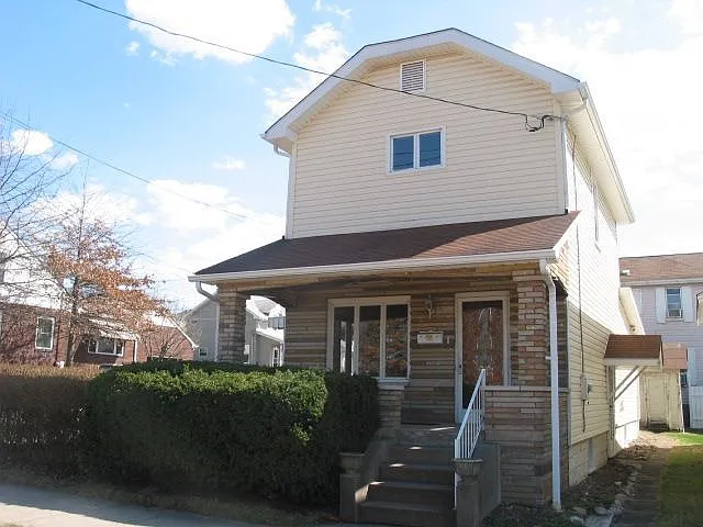 1611 2nd St photo 1