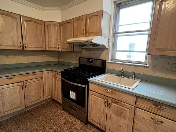 3rd image of 2740 Gifford Ave #1