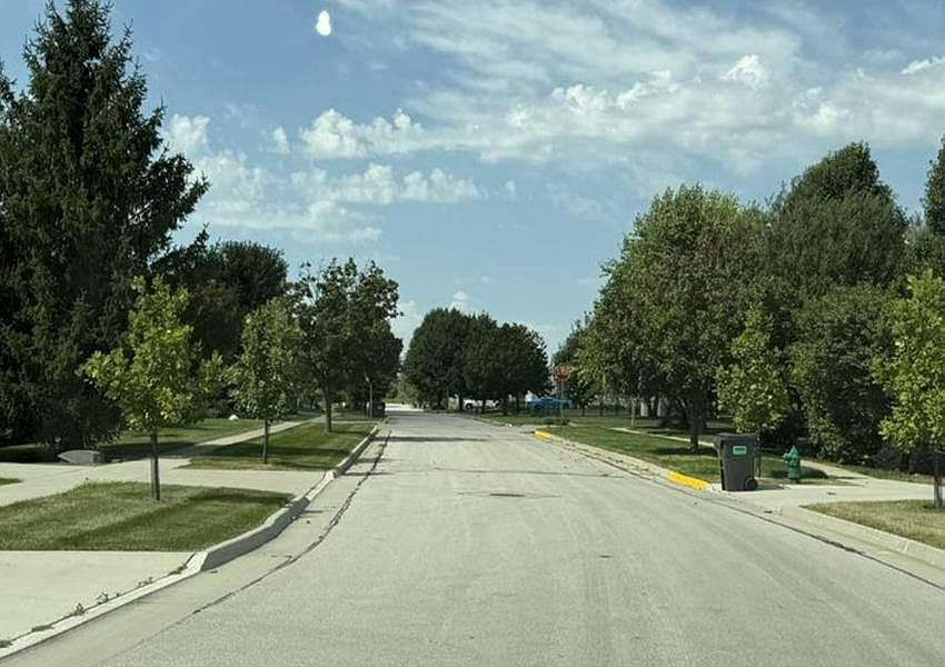 2nd image of 2220 Suncrest Dr