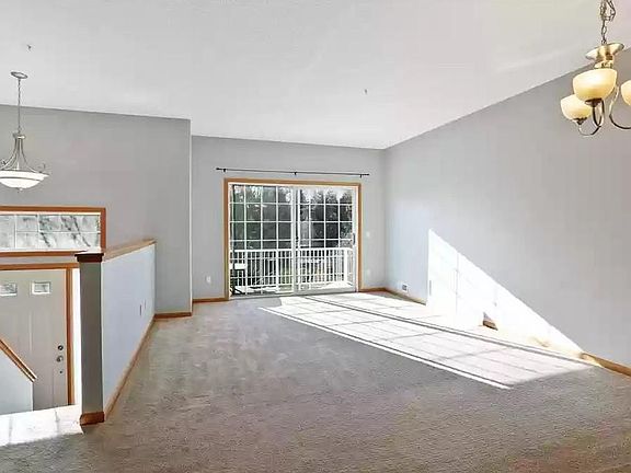 5th image of 652 Willoughby Way W