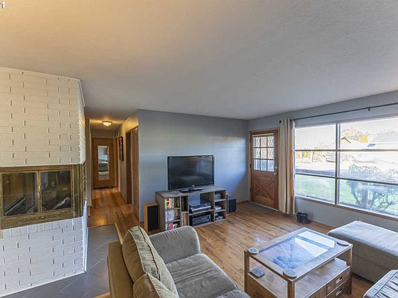 4th image of 202 N Knoxville Way
