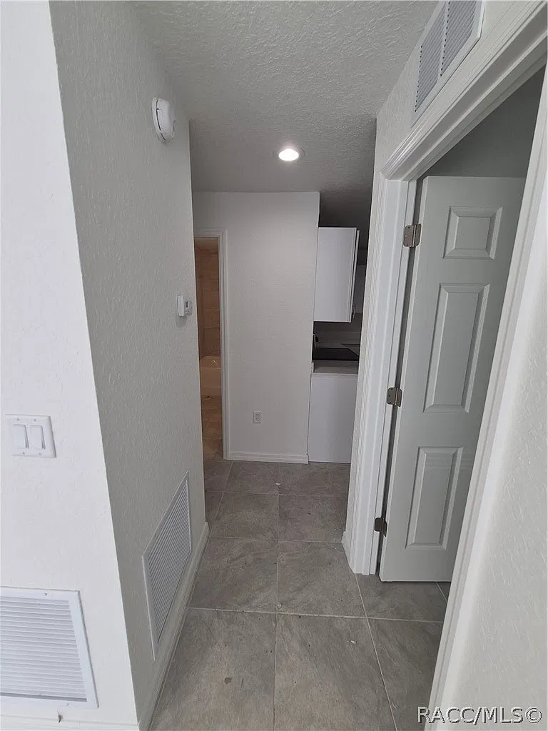 3 bed, 882 sqft, $1,450 — Photo 3