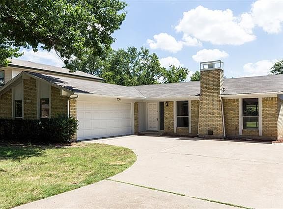2nd image of 924 Columbus Ct