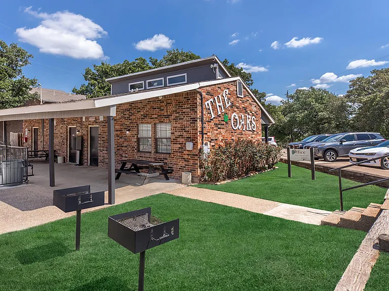 Cleburne Oaks — Photo 33