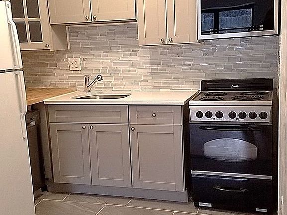 4th image of 31-23 Crescent St #12