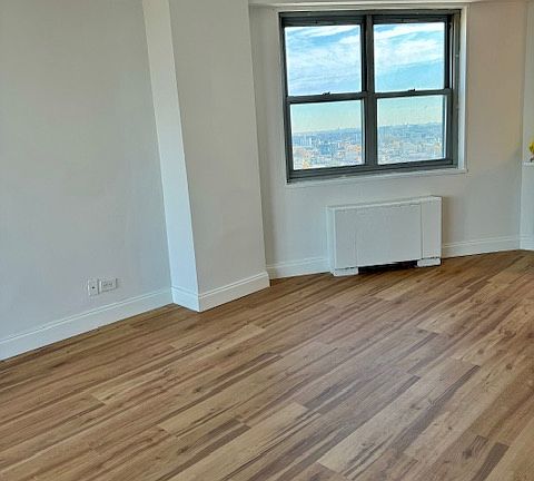 4th image of 85-15 Main St #Penthouse P