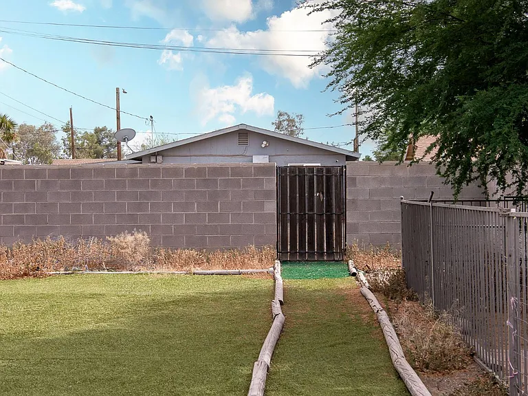 541 W Melrose Dr — Photo 5