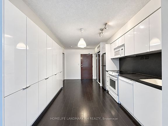 5th image of 10 Capreol Ct #717