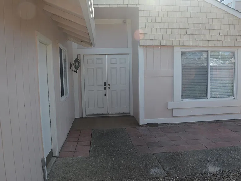 2221 Lynbrook Dr — Photo 2