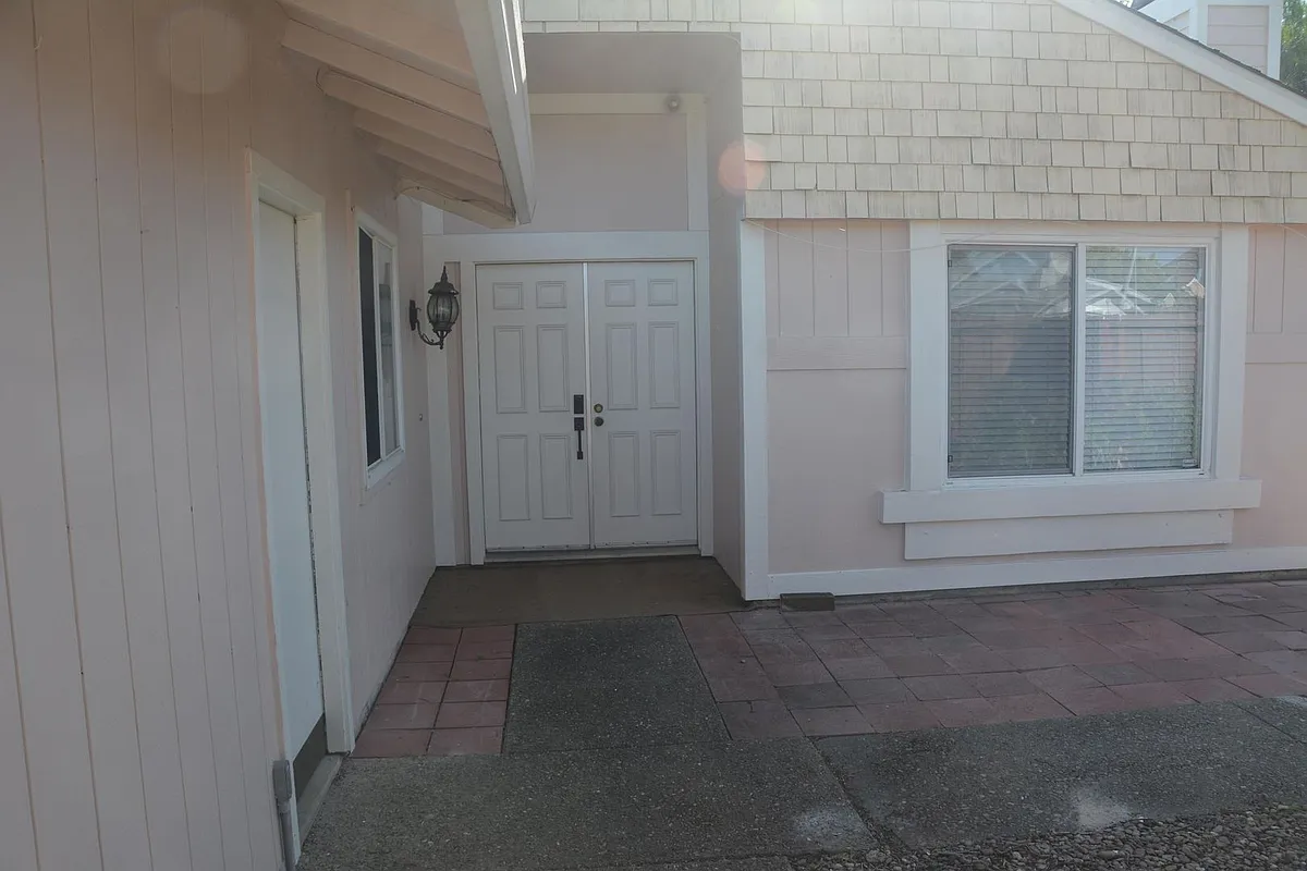 Building Photo - 2221 Lynbrook Dr