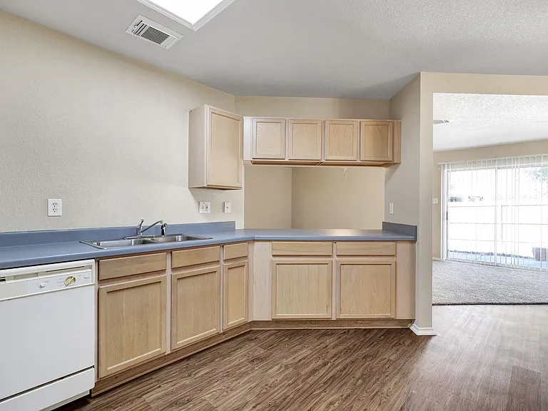 10331 Manor Crk — Photo 12
