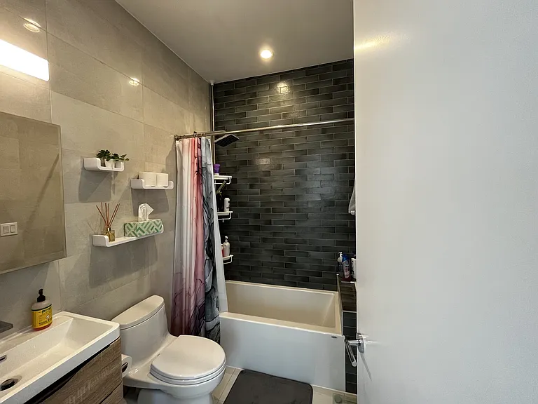 1009 Hancock St #2R — Photo 9