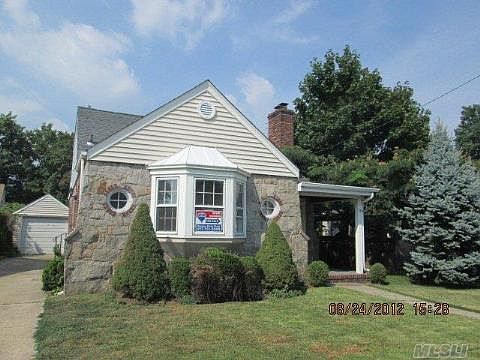 4th image of 19 Herrick Dr