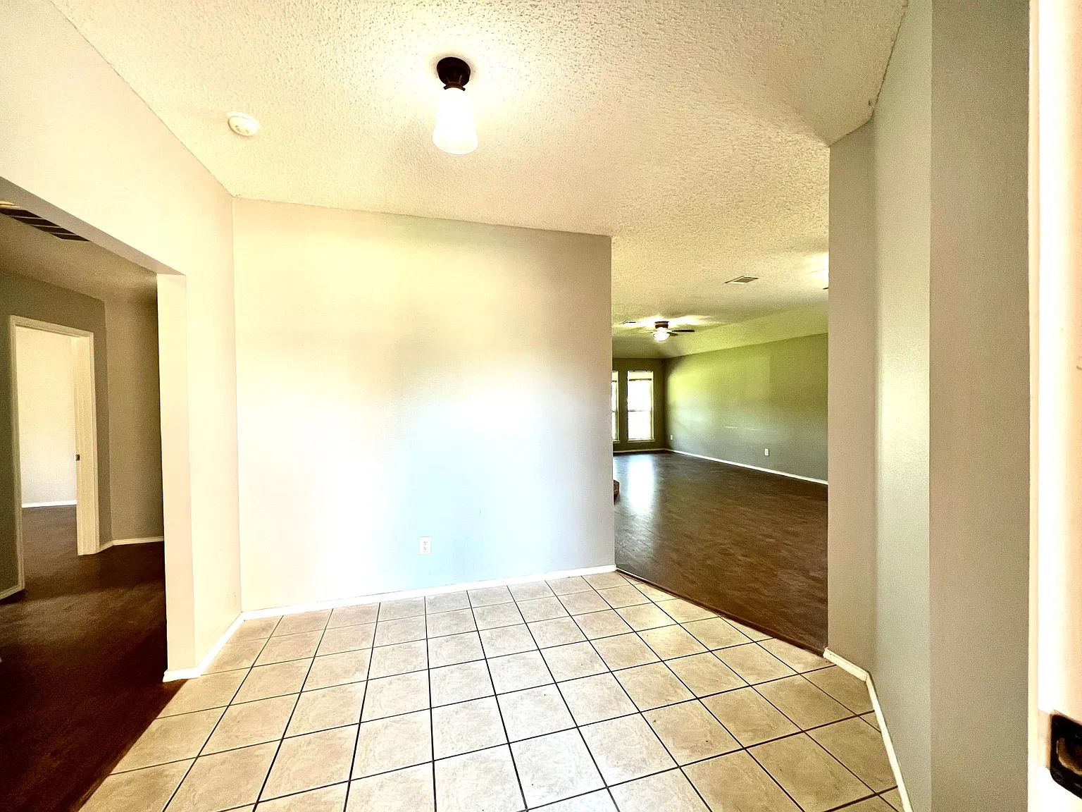 3 bed, 1811 sqft, $1,900 — Photo 3