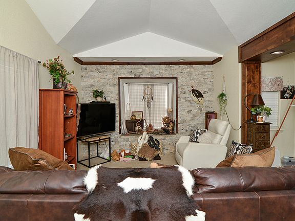 5th image of 601 Locust St