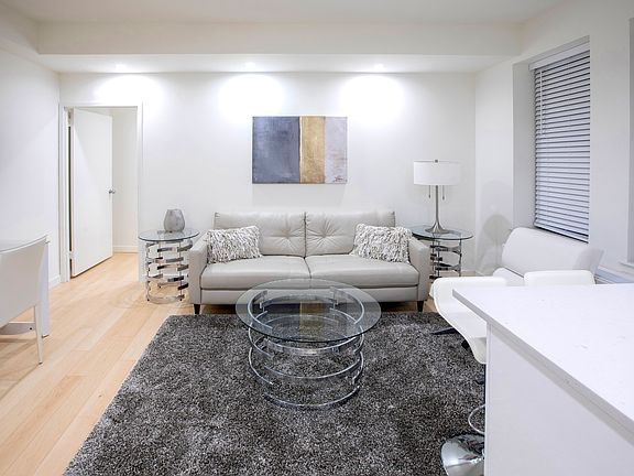 4th image of 150 W 51st St APT 829