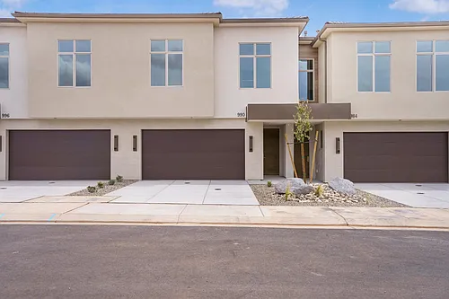 996 Manen St Photo 1