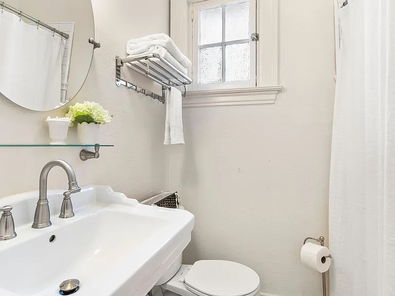 2480 Van Buren Ave #4 — Photo 32