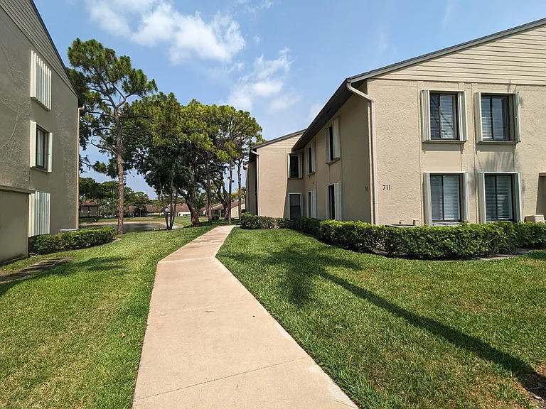711 Sunny Pine Way #B1 — Photo 2