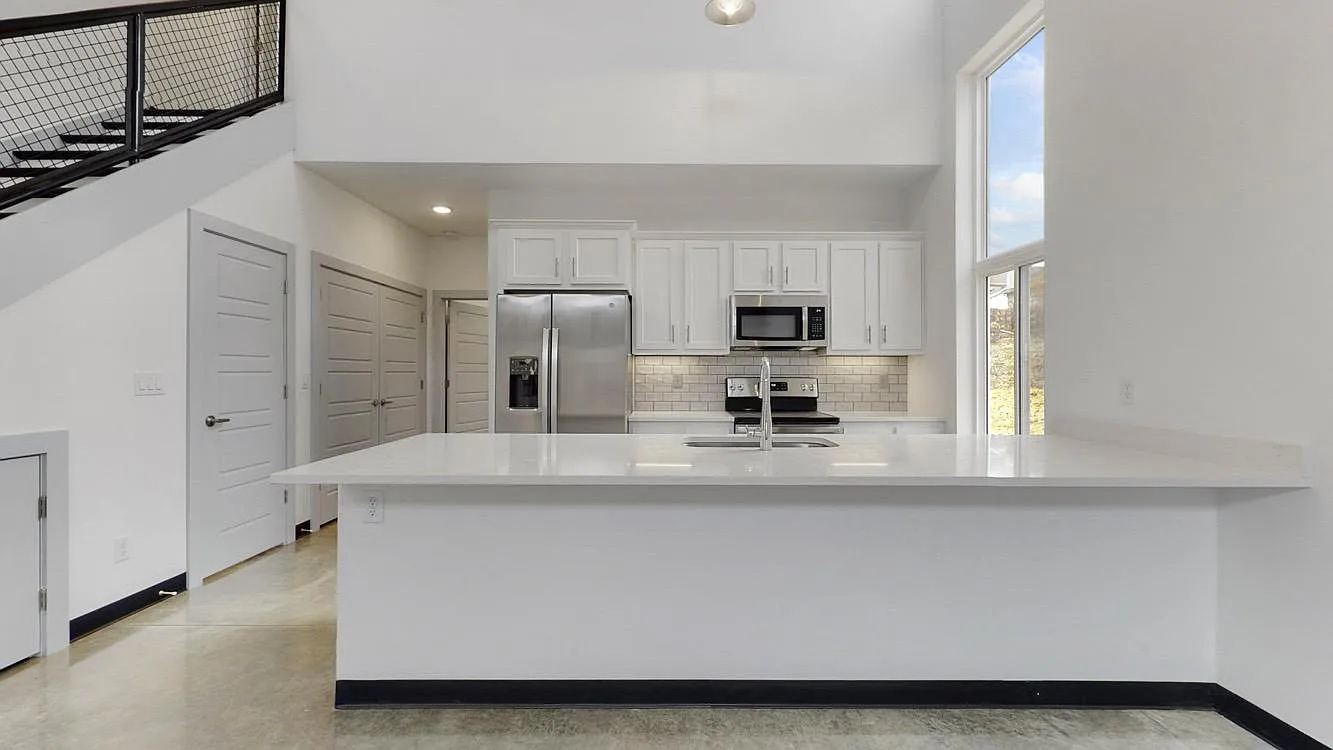 10911 Thompson Ln — Photo 2