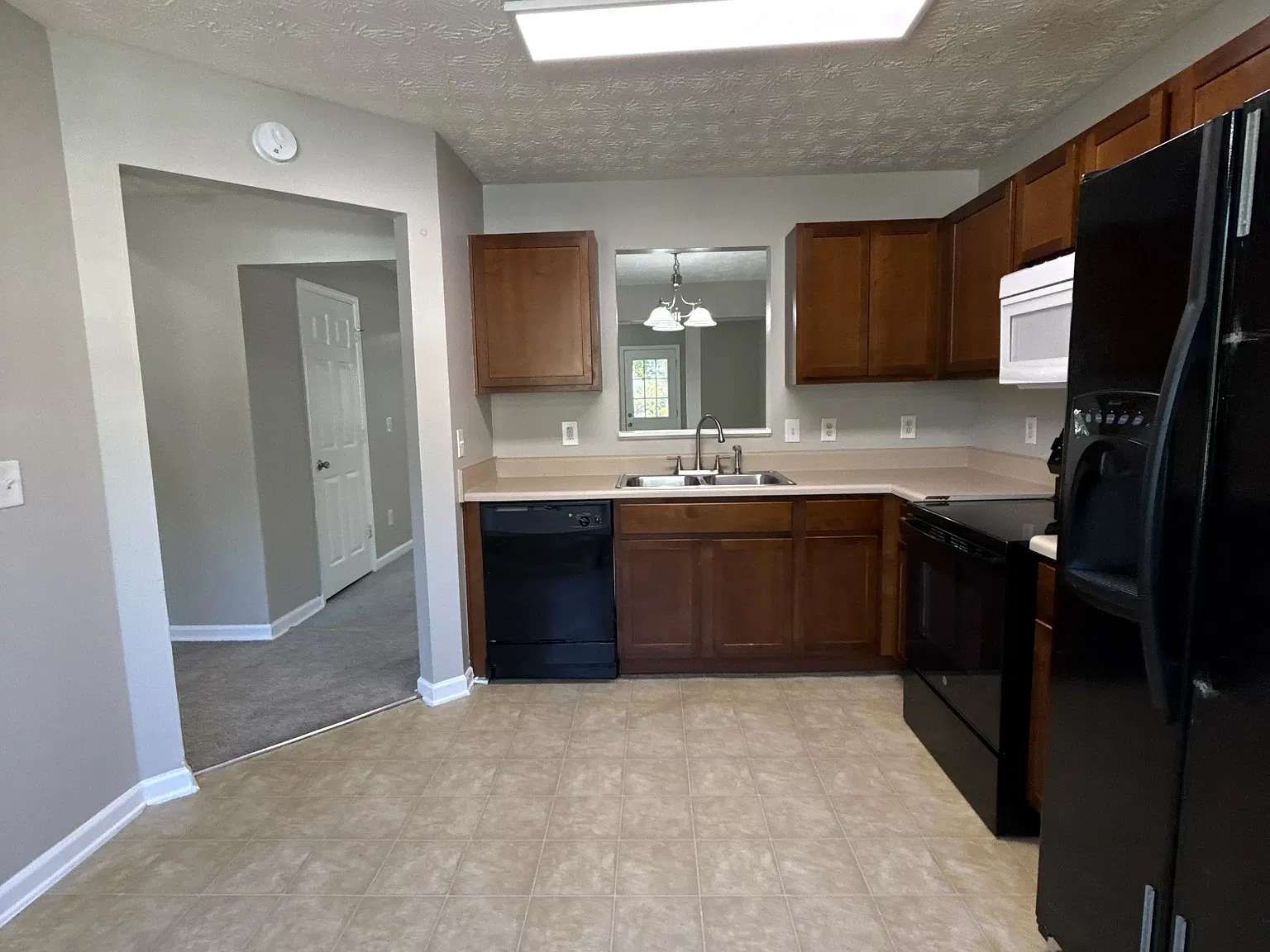3 bed, 2.5 bath, 1592 sqft, $1,795 — Photo 2