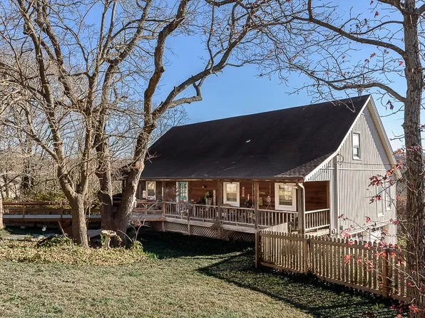 9055 Hillview Dr, De Soto, KS 66018