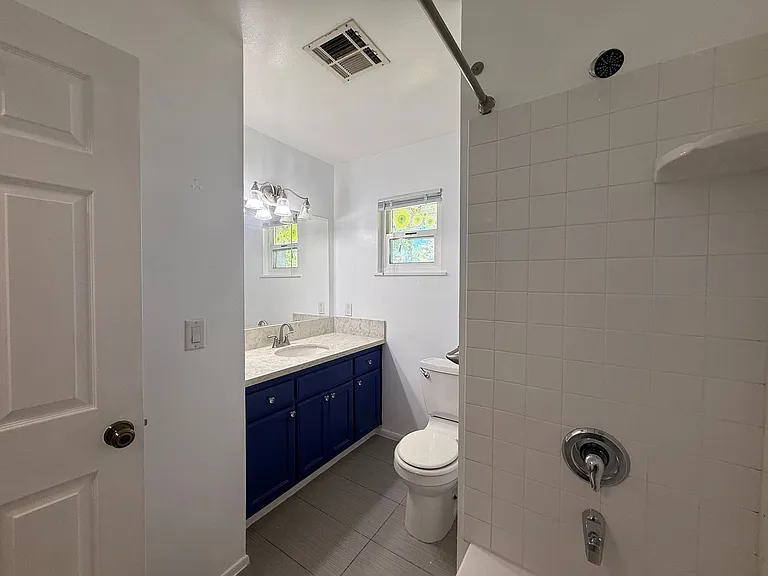 AV T 37938 — Photo 13