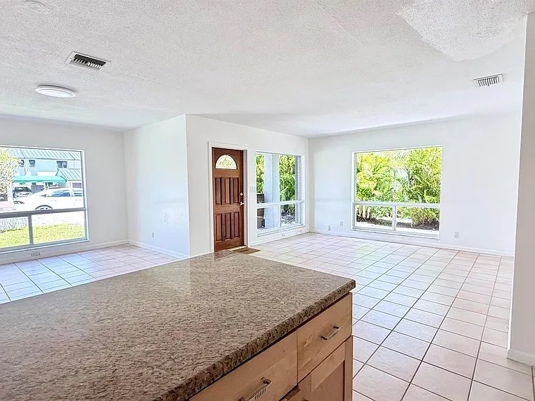 620 NE 19th Ave — Photo 3