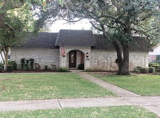 114 Aster Ln, Lake Jackson, TX 77566