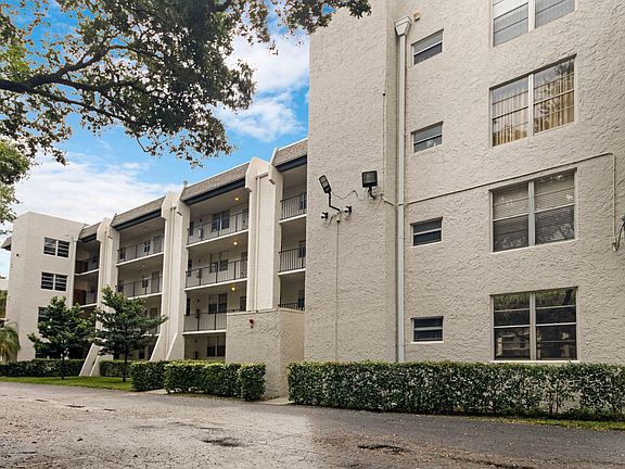 5th image of 9330 Lagoon Place #102
