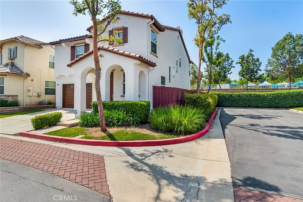 4 bed, 2.5 bath, 2090 sqft, $3,450 — Photo 2