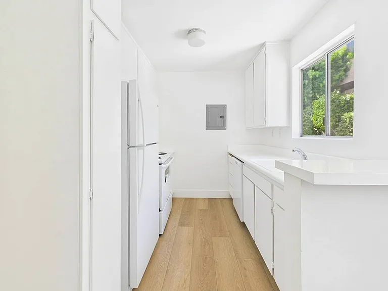 La Cresta Apartments — Photo 56