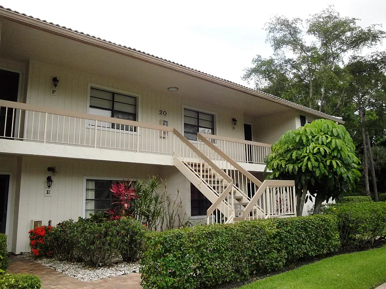 20 Westgate Ln #F — Photo 2