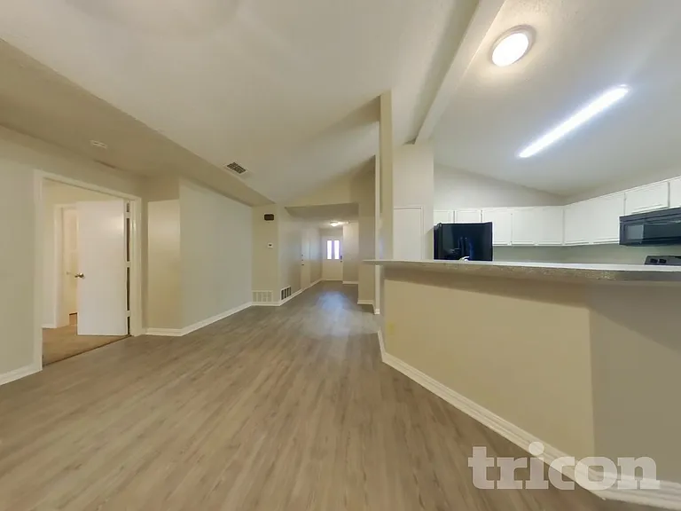 420 Deauville Dr — Photo 2