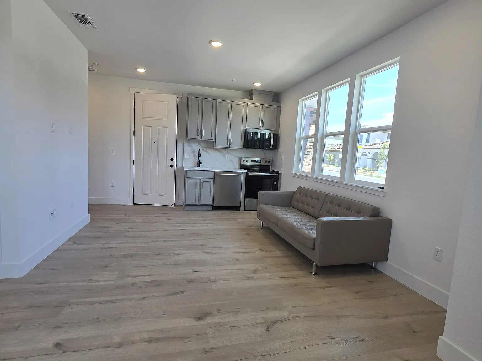 Studio, 550 sqft, $1,950 — Photo 2