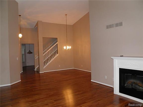 4th image of 642 Chestnut Dr #1