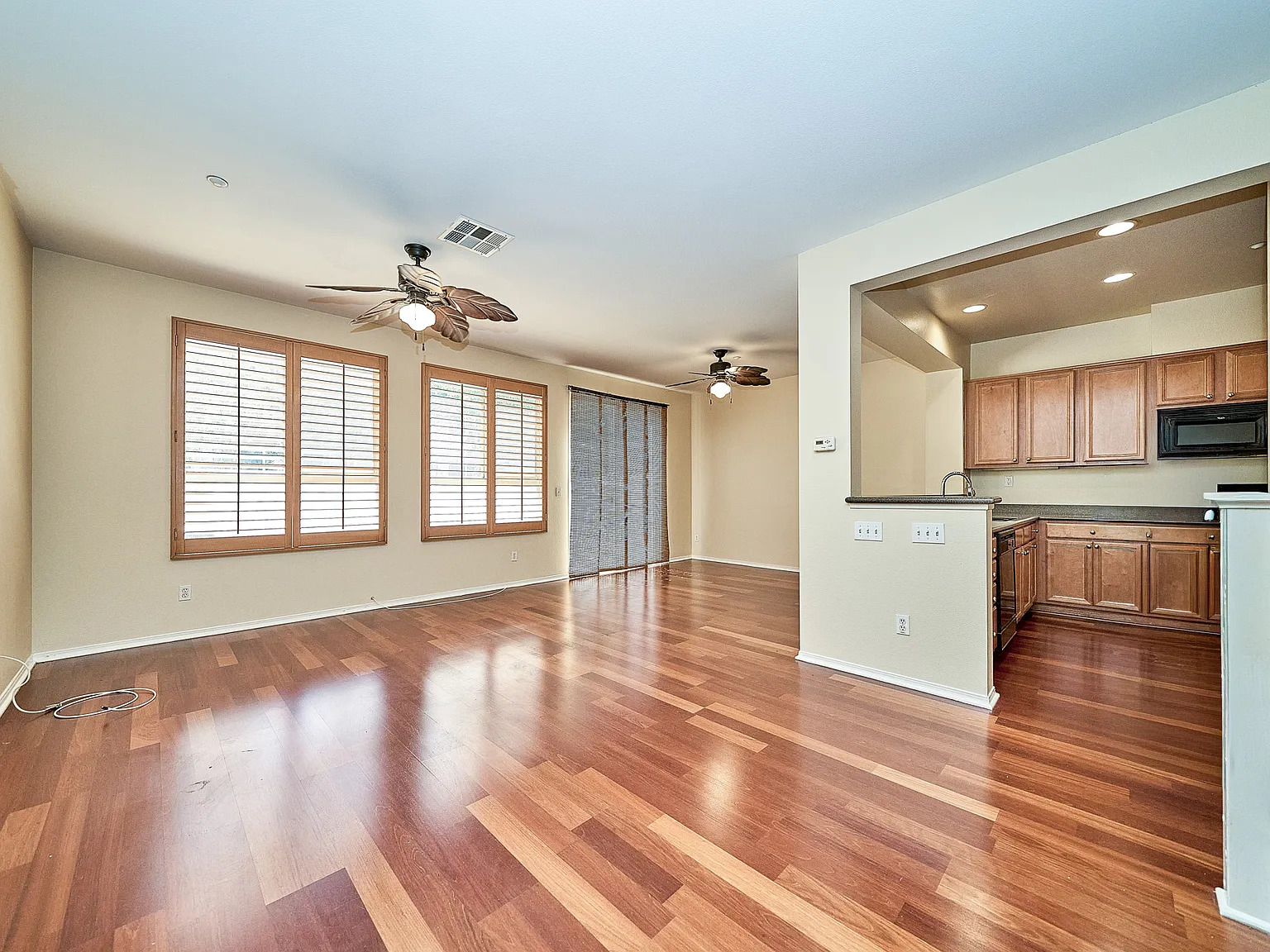 3 bed, 2.5 bath, 1611 sqft, $3,000 — Photo 2