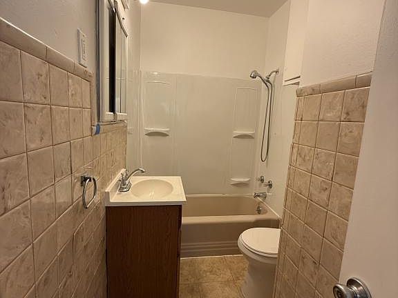 4th image of 940 Stocker Ave