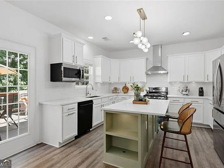 2540 Lansing Ln — Photo 6