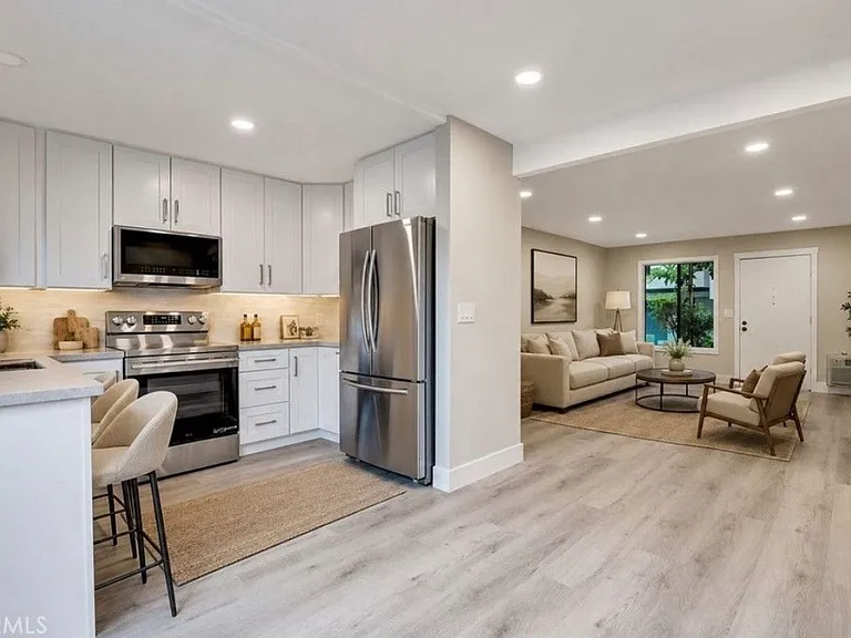 93 Streamwood — Photo 3
